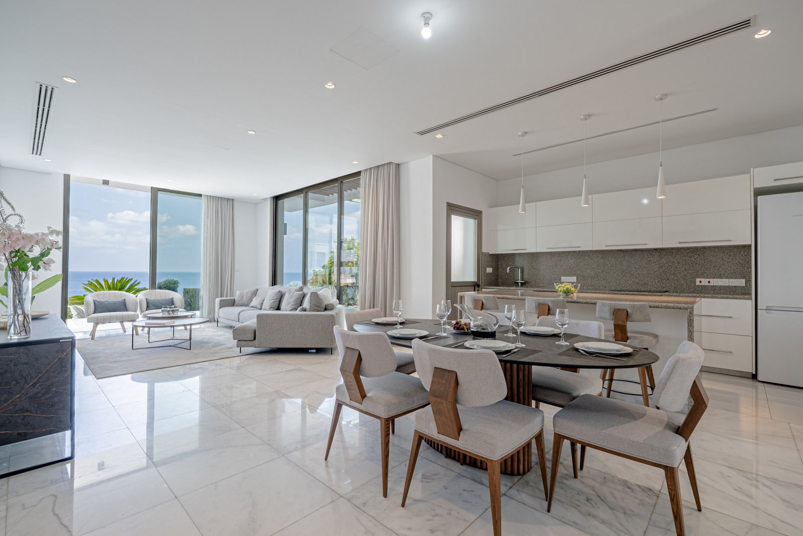 Modern villa by the sea with a roof terrace, 4 bedrooms and private grounds