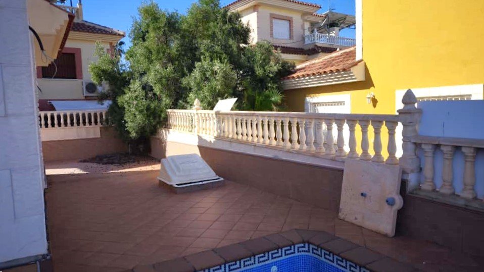 Elegante Villa mit Pool in der Nähe von Salzwasserlagunen und Stränden, Torrevieja