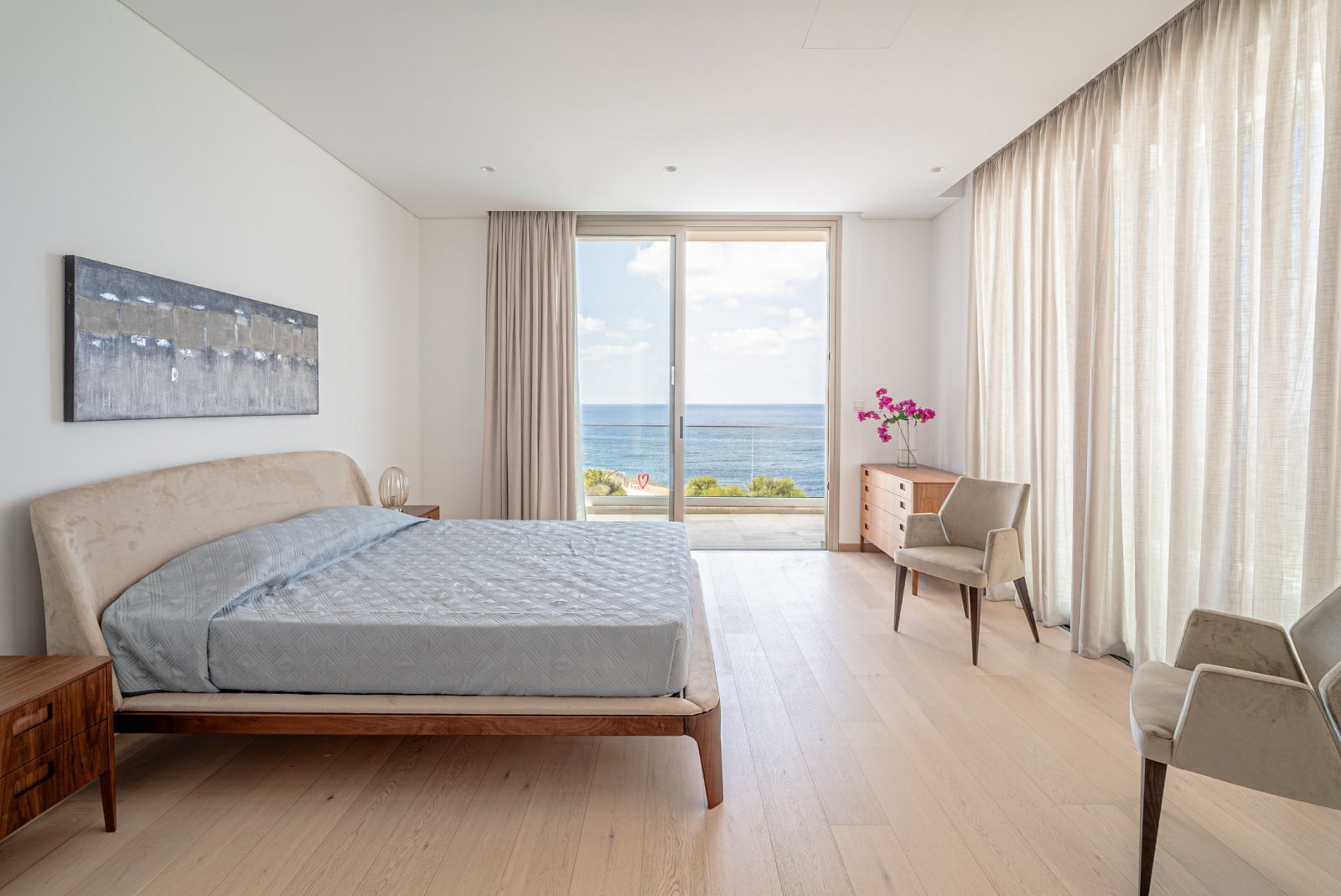 Modern villa by the sea with a roof terrace, 4 bedrooms and private grounds