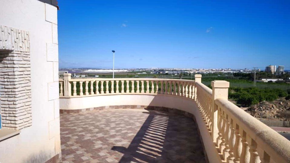 Elegante Villa mit Pool in der Nähe von Salzwasserlagunen und Stränden, Torrevieja