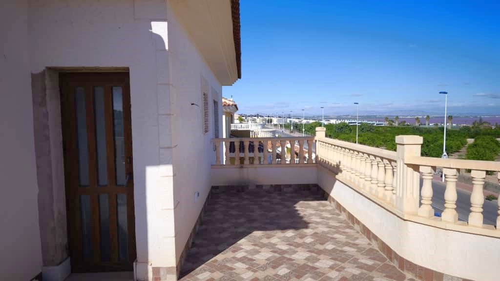 Elegante Villa mit Pool in der Nähe von Salzwasserlagunen und Stränden, Torrevieja