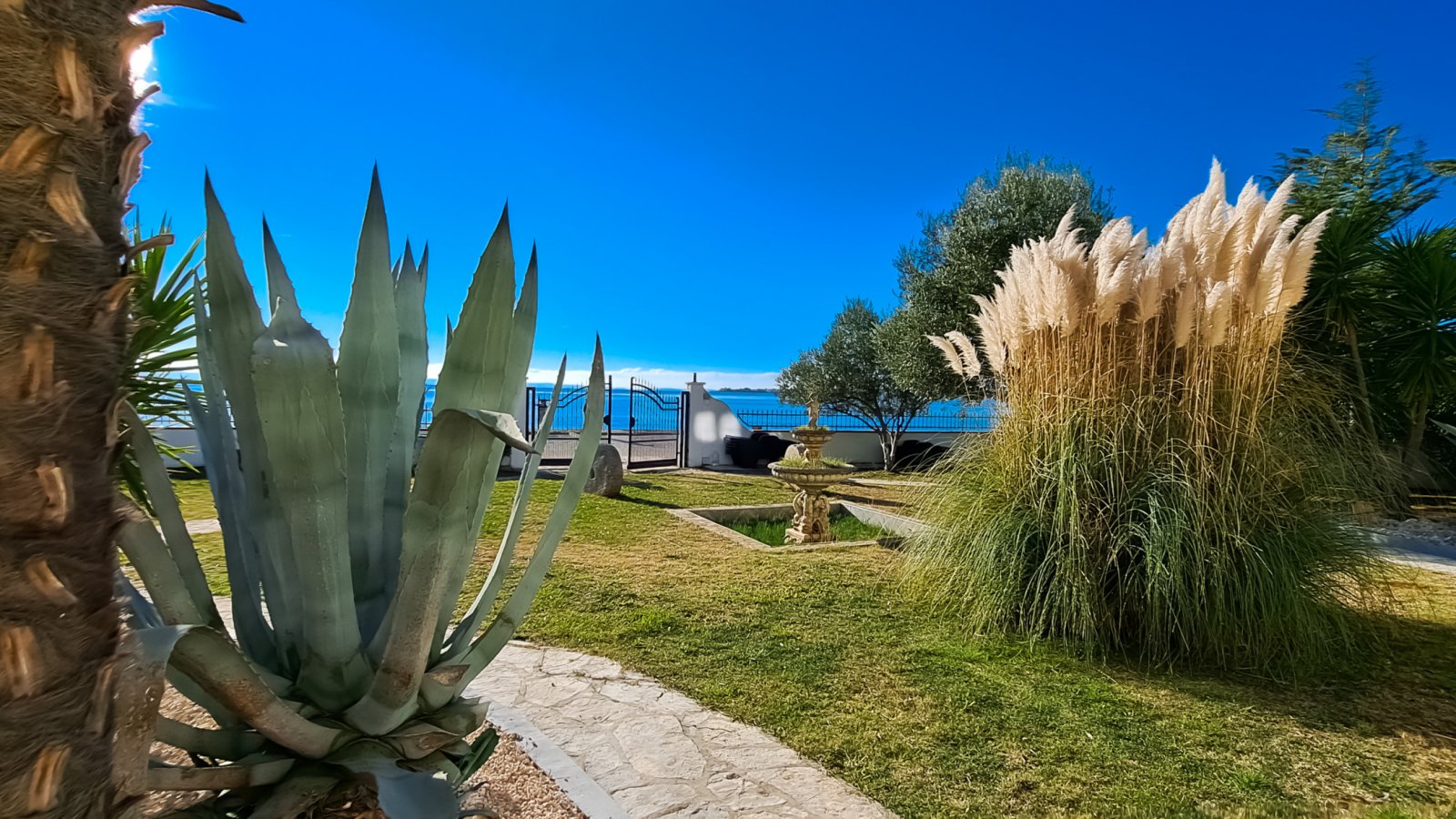 Two sunny apartments with direct beach access and garden on the island of Vir