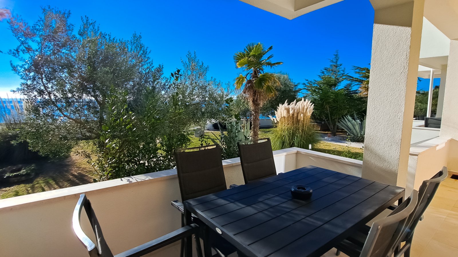 Two sunny apartments with direct beach access and garden on the island of Vir