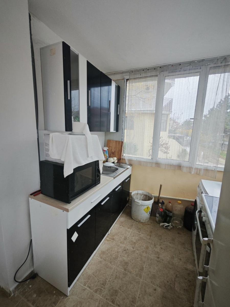 Large 200 m² Property with 7 Rooms – Great Investment Near the Sea