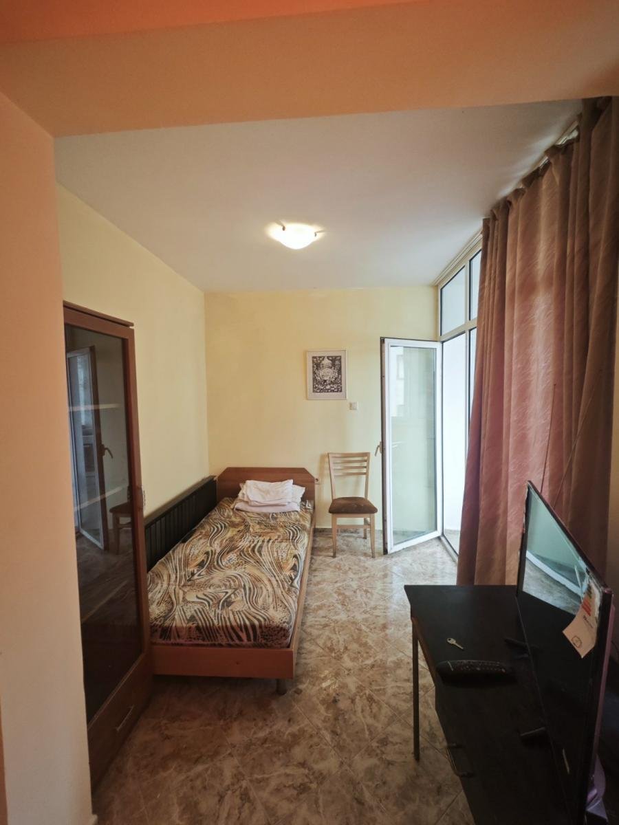 Large 200 m² Property with 7 Rooms – Great Investment Near the Sea