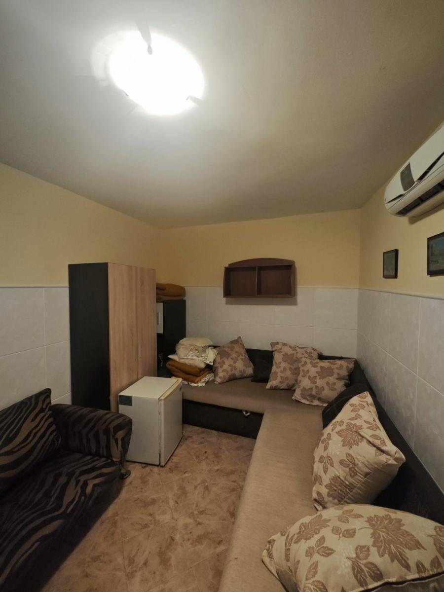 Large 200 m² Property with 7 Rooms – Great Investment Near the Sea