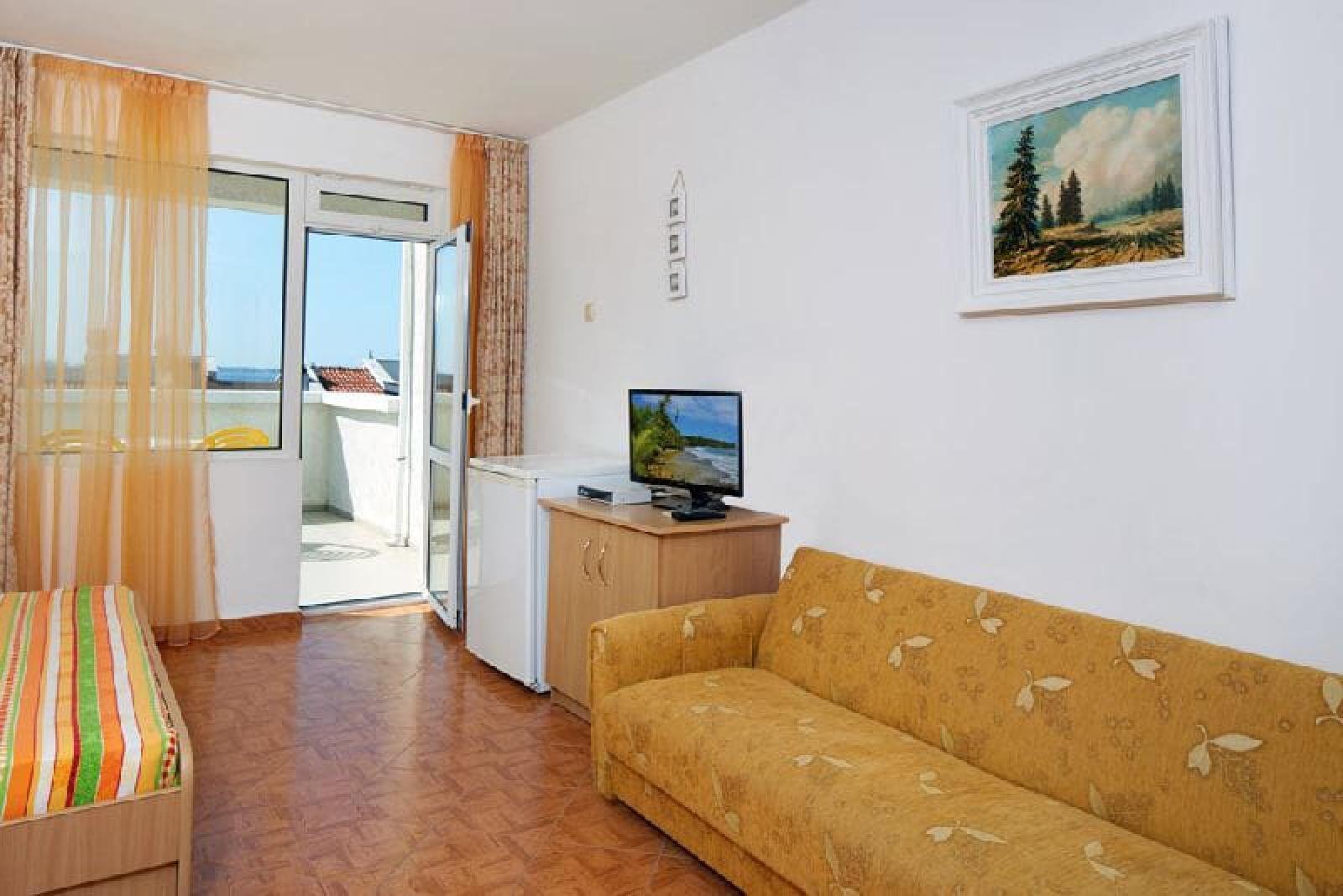 Village of Sveti Vlas, terraced house 100 meters from the sea, commission-free