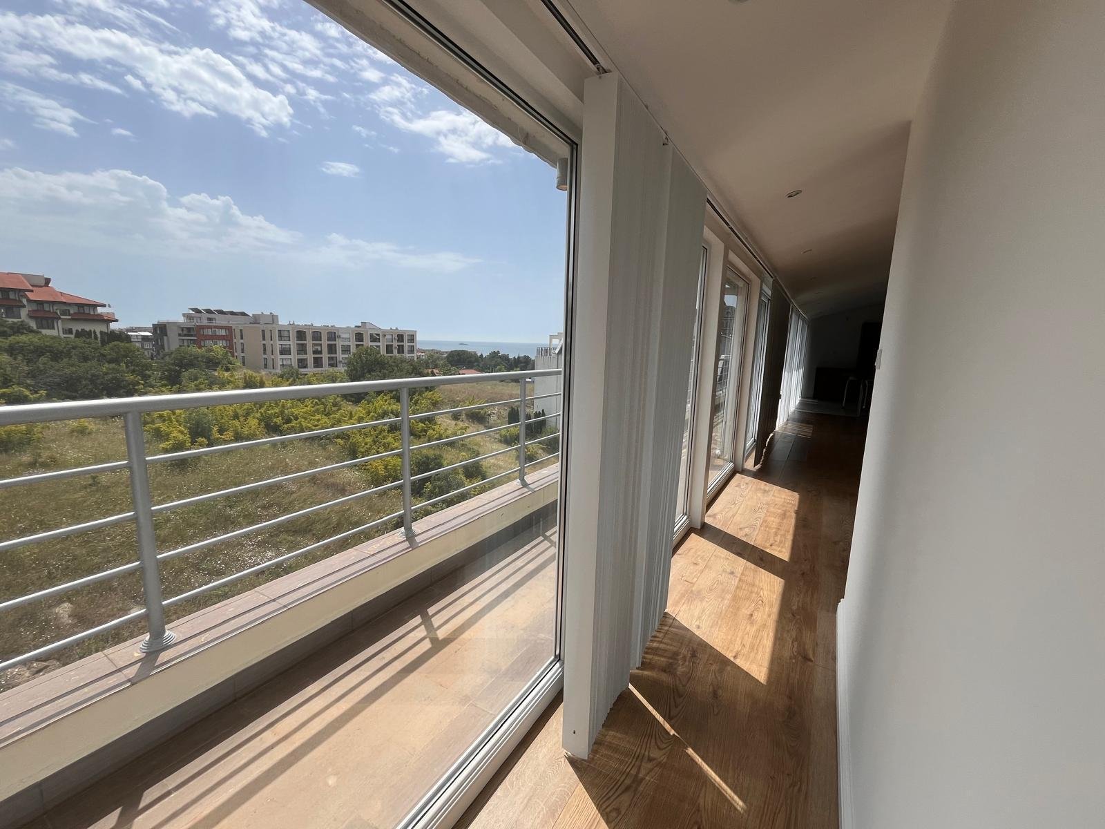 Bright 3-Bedroom Penthouse with Large Terrace in Sveti Vlas – 500m from the Sea