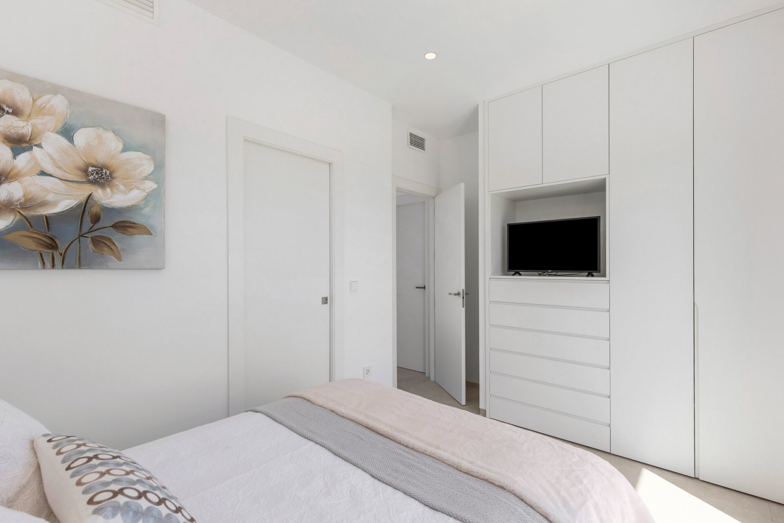 Modern detached chalet, with private pool and garden 2 km from the sea, Los Alcázares