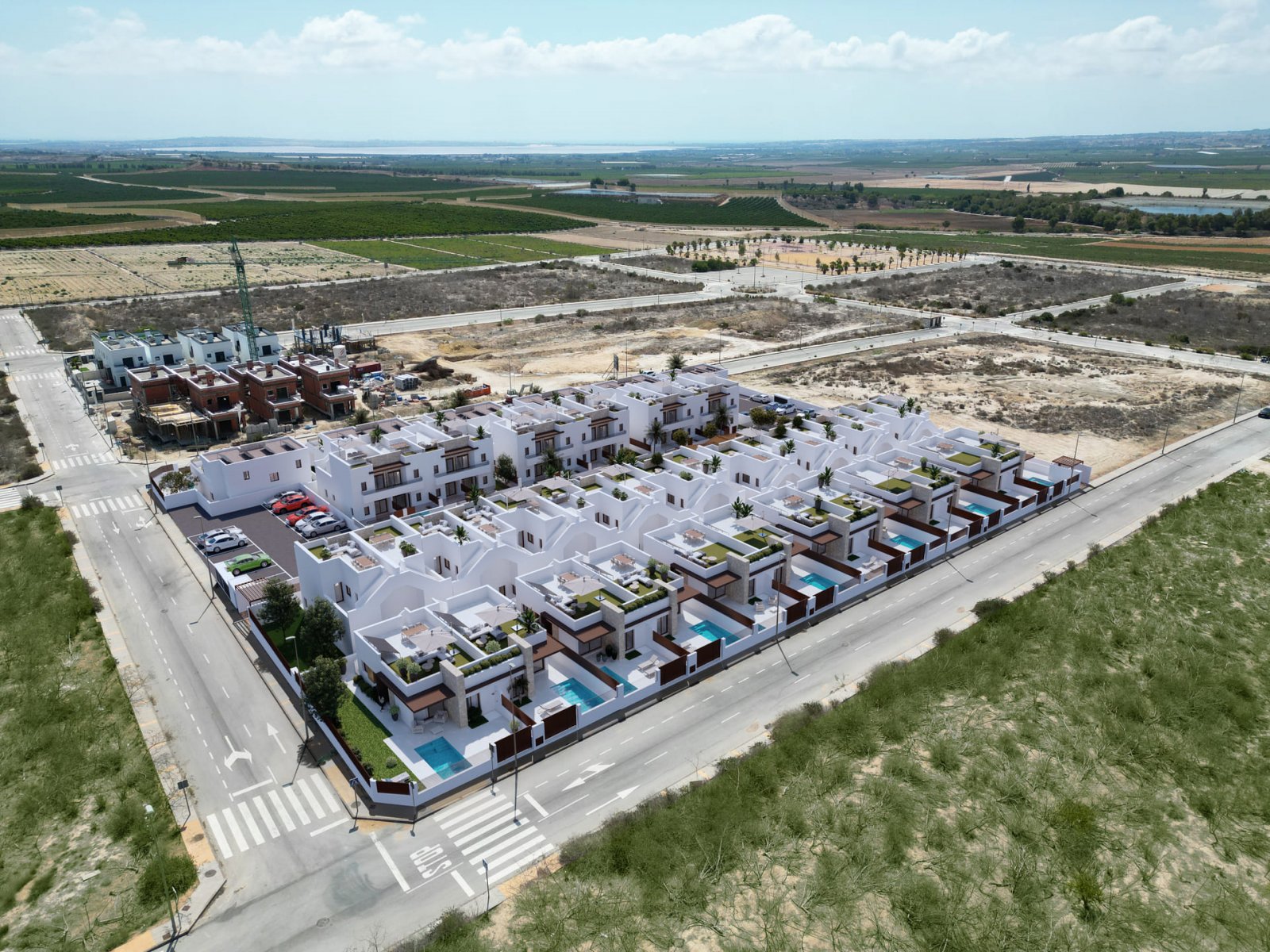 Großzügige Stadthäuser, 1 km vom Golfplatz entfernt und mit Gemeinschaftspool, Orihuela Costa