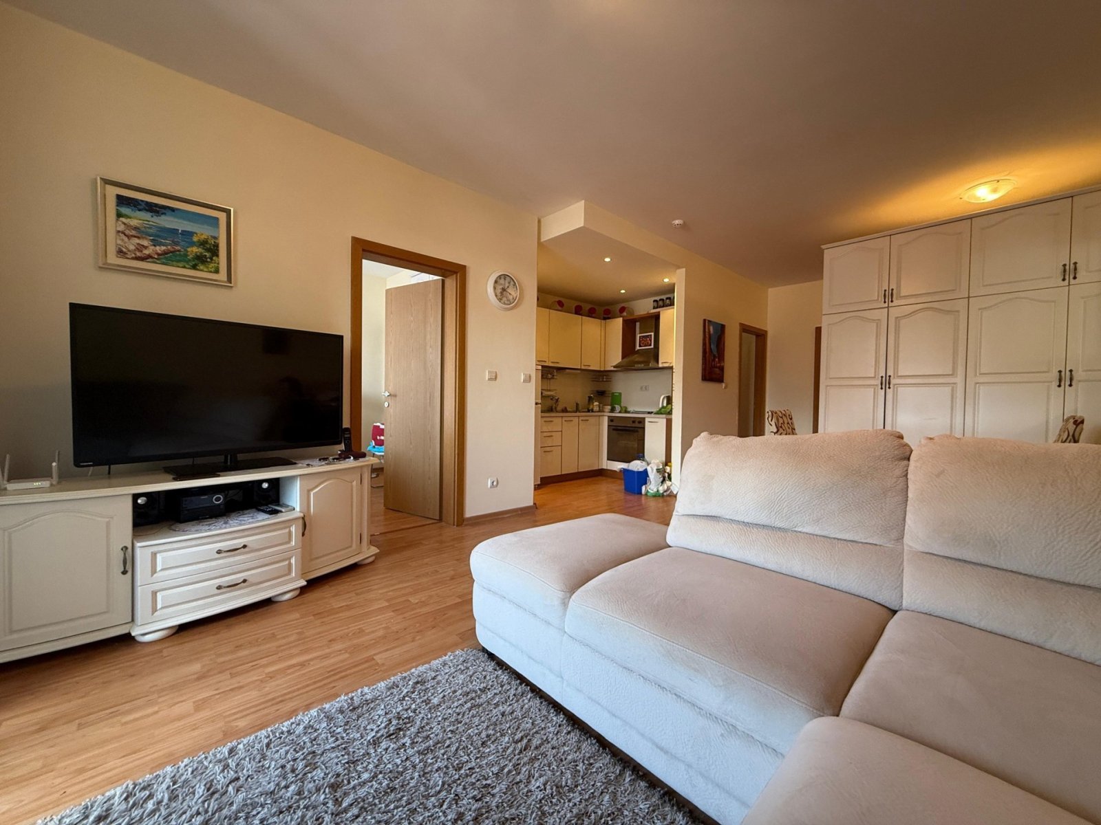 Three-room apartment with direct sea view in the 