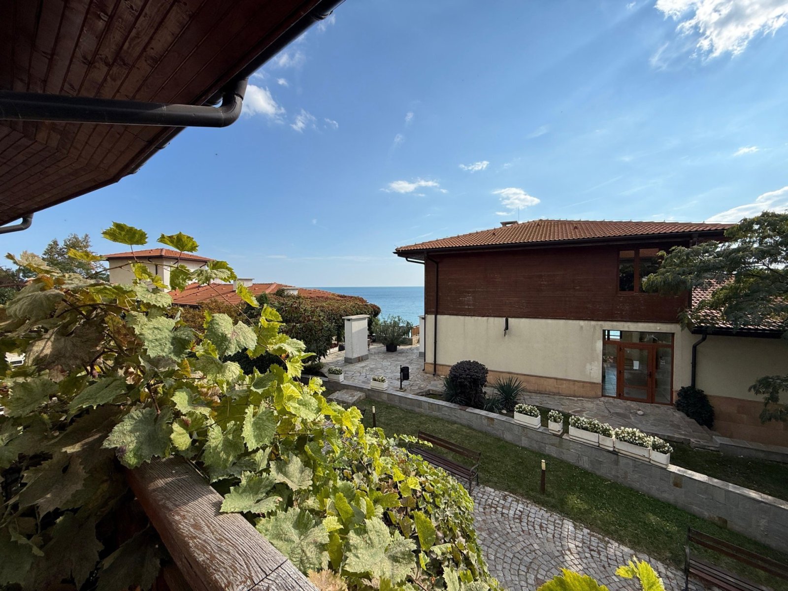 Two-room apartment directly by the sea in the prestigious Rayska Gradina complex in Sveti Vlas.