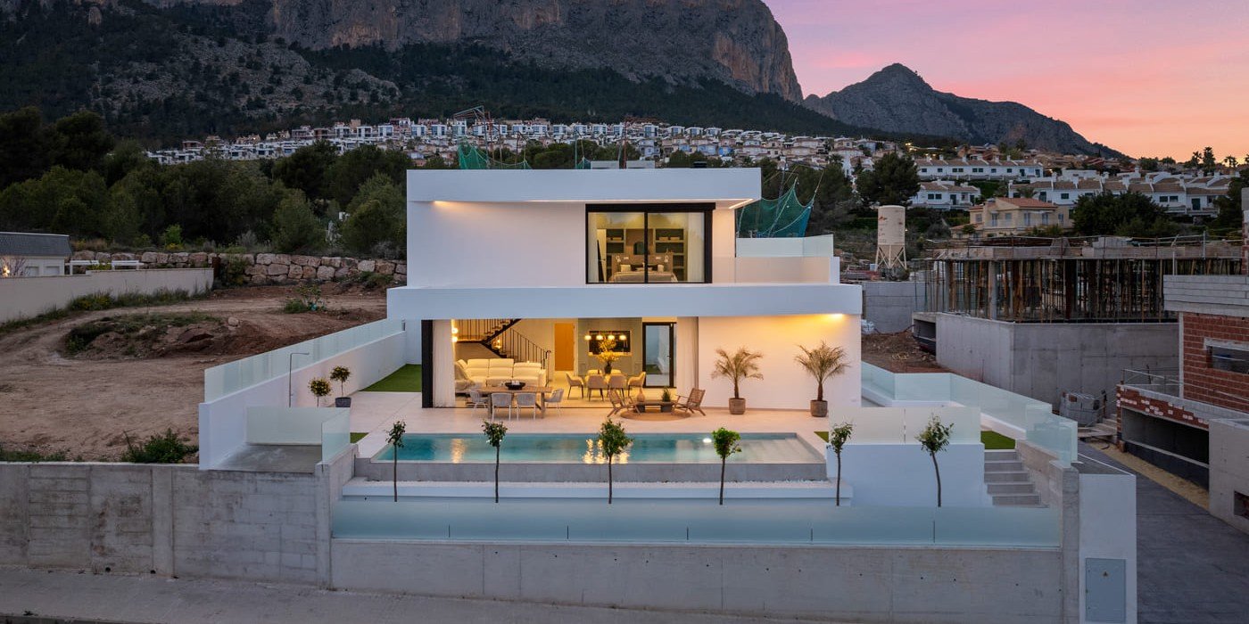 Modern family house with swimming pool and garden, Polop