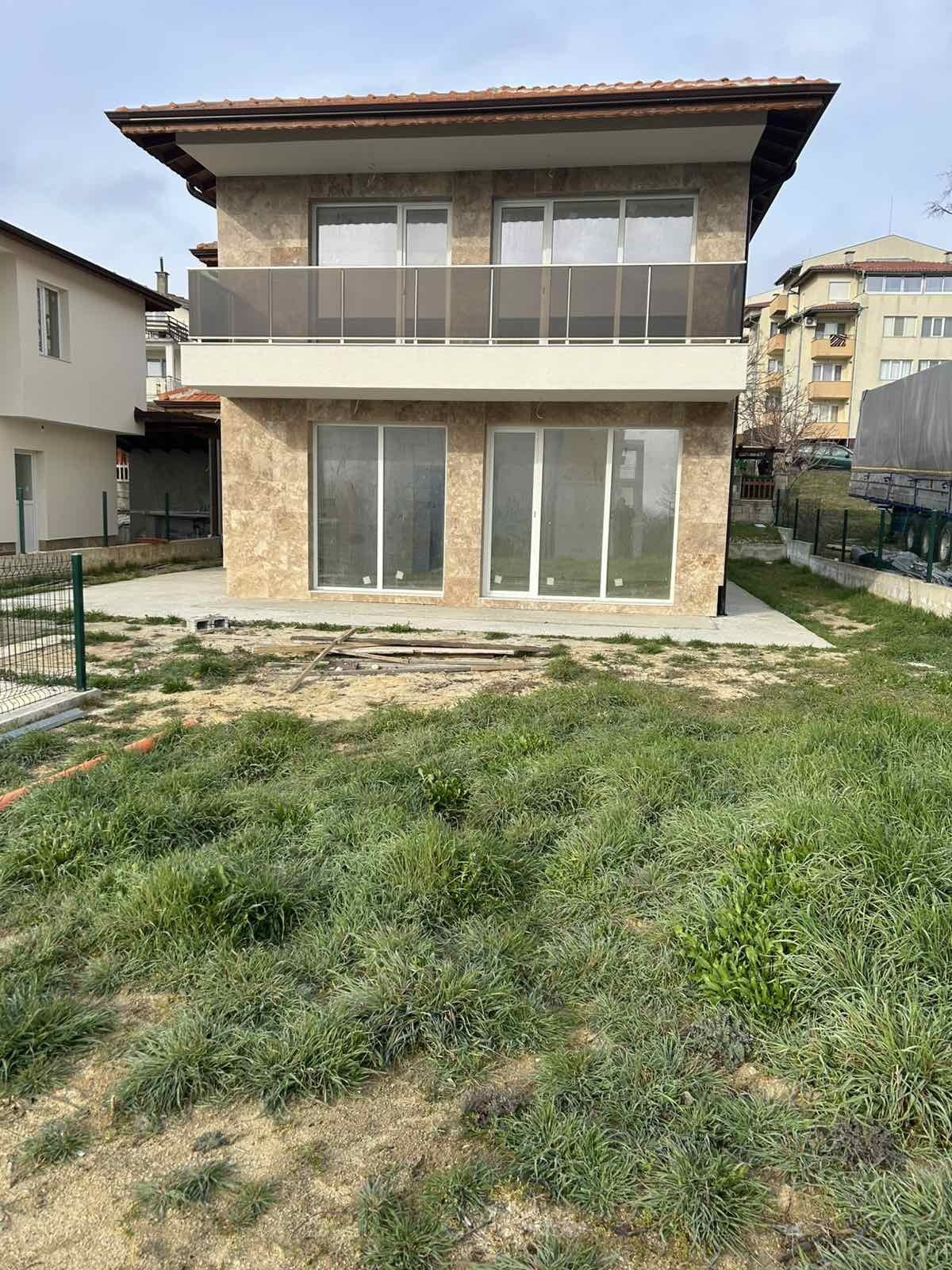 Byala: Modern two-story new-build villa with garden in Byala – just a few minutes from the sea 