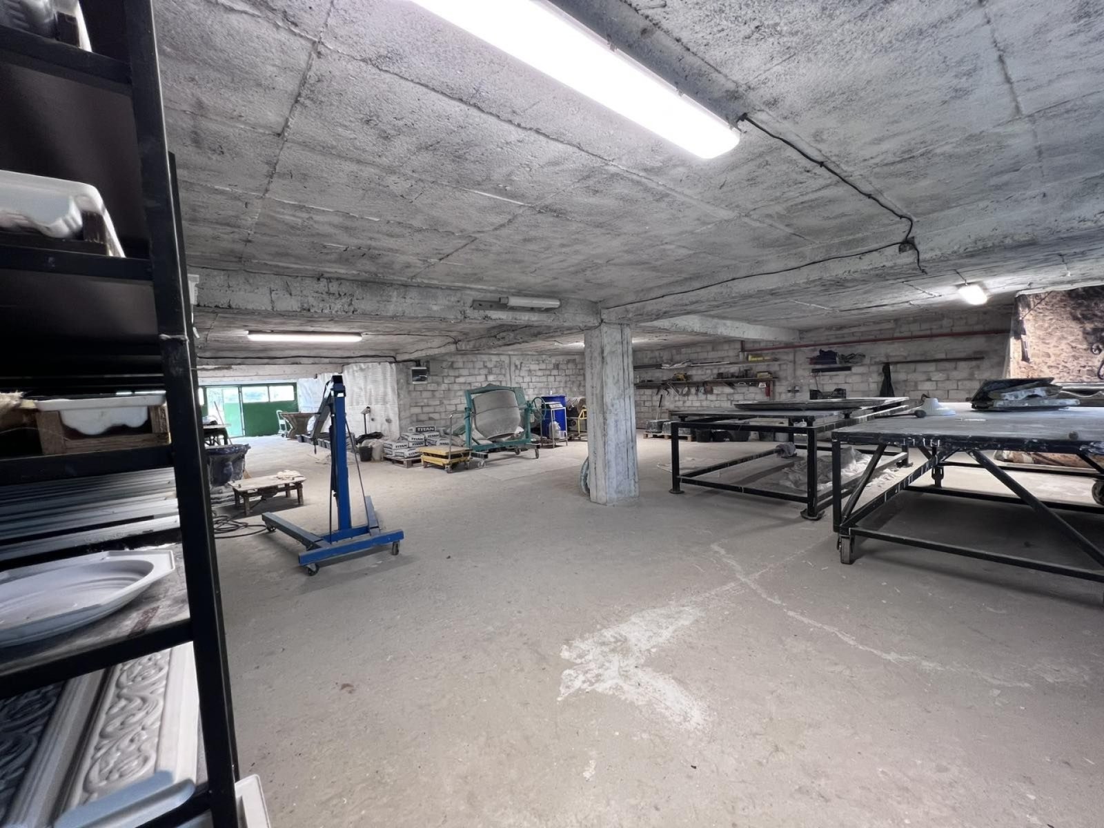 Main building, guesthouse, warehouse building – 1,000 m² in the Avren complex, Varna.