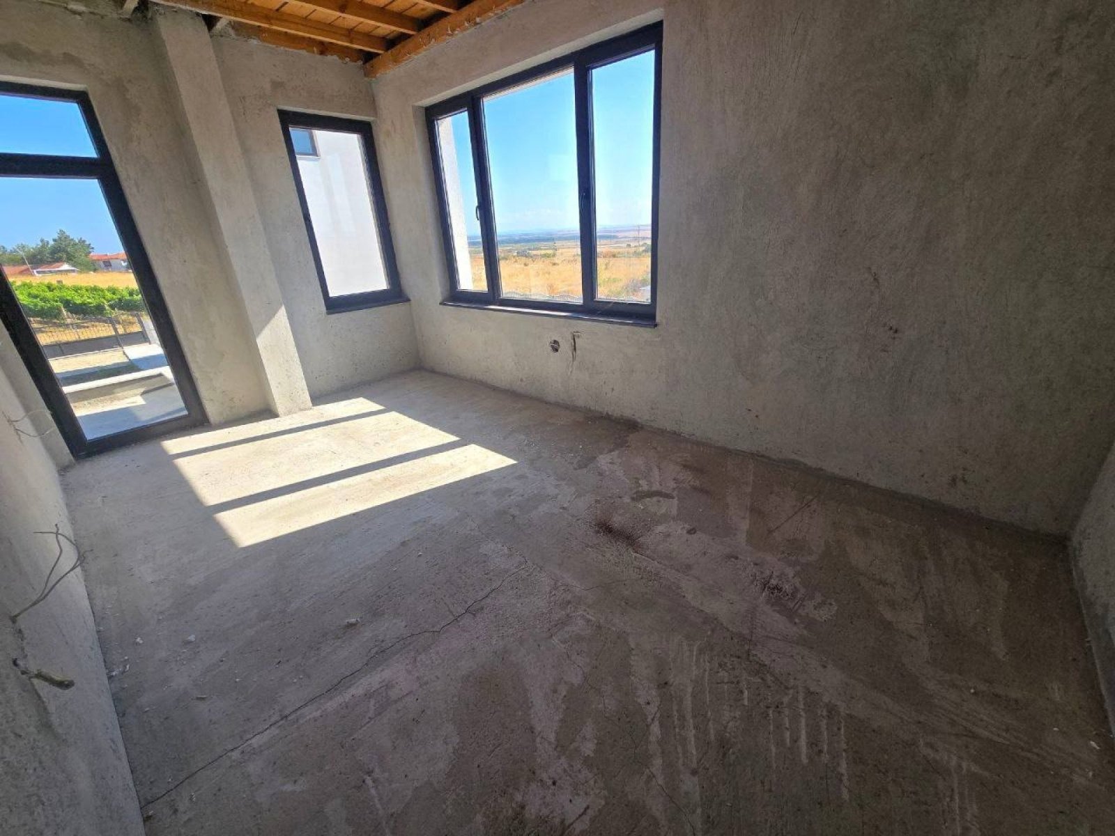 6-room house with a total area of 208 m², located in the village of Kosharitsa on Bulgaria's Black Sea coast.