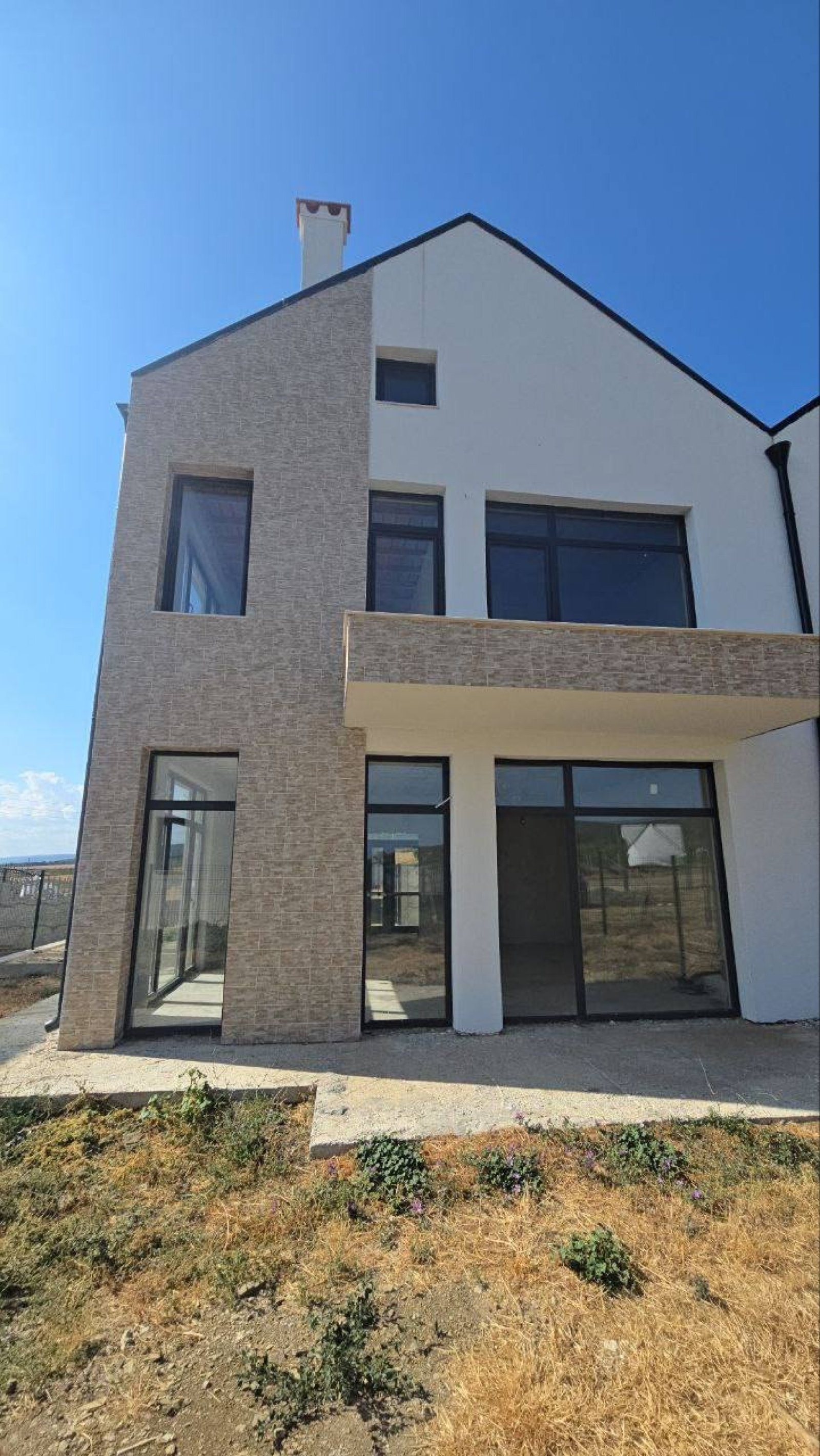 6-room house with a total area of 208 m², located in the village of Kosharitsa on Bulgaria's Black Sea coast.