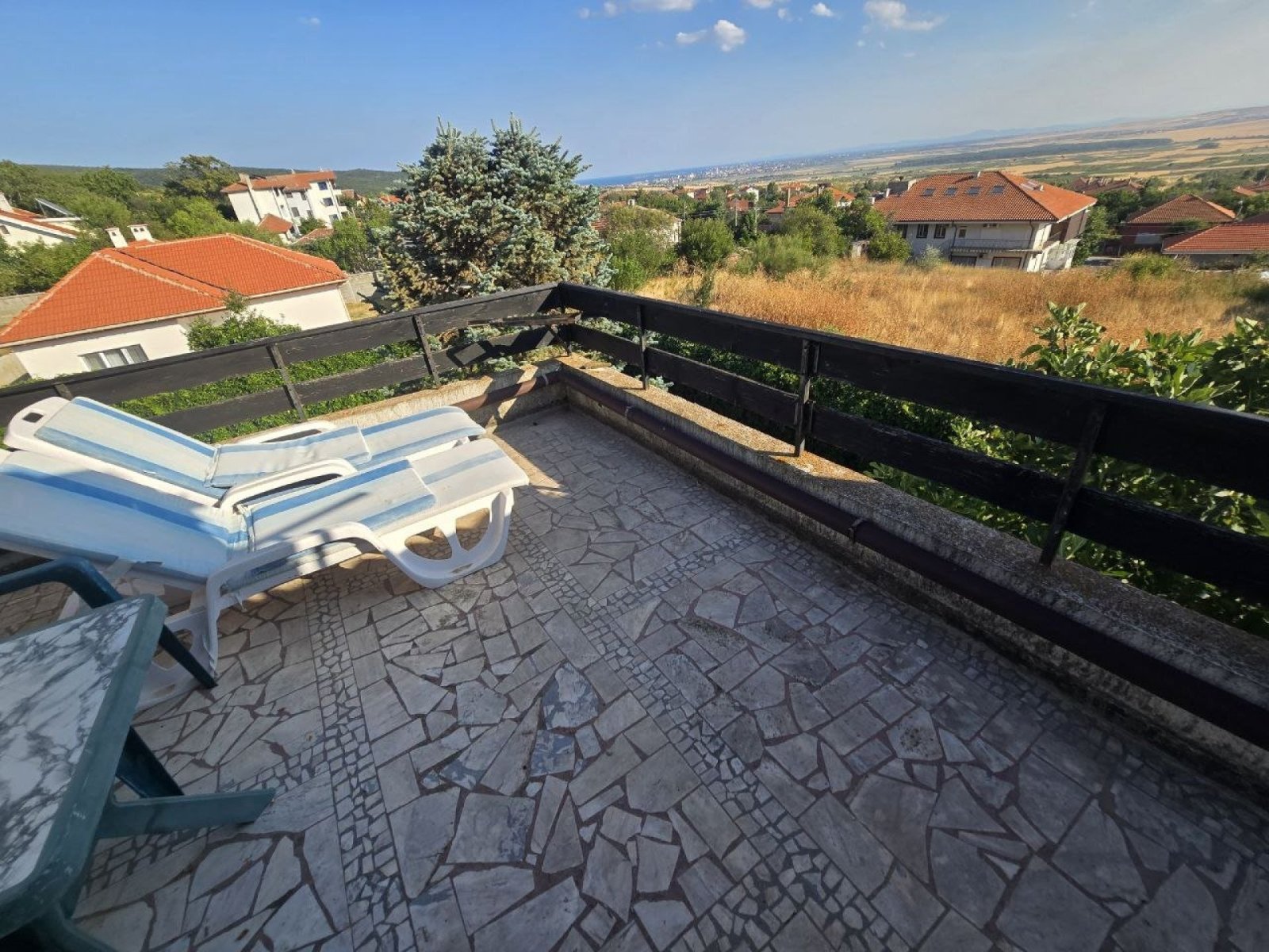 Three-story house with a panoramic view of the sea in the center of the village of Kosharitsa – on the Bulgarian Black Sea coast.