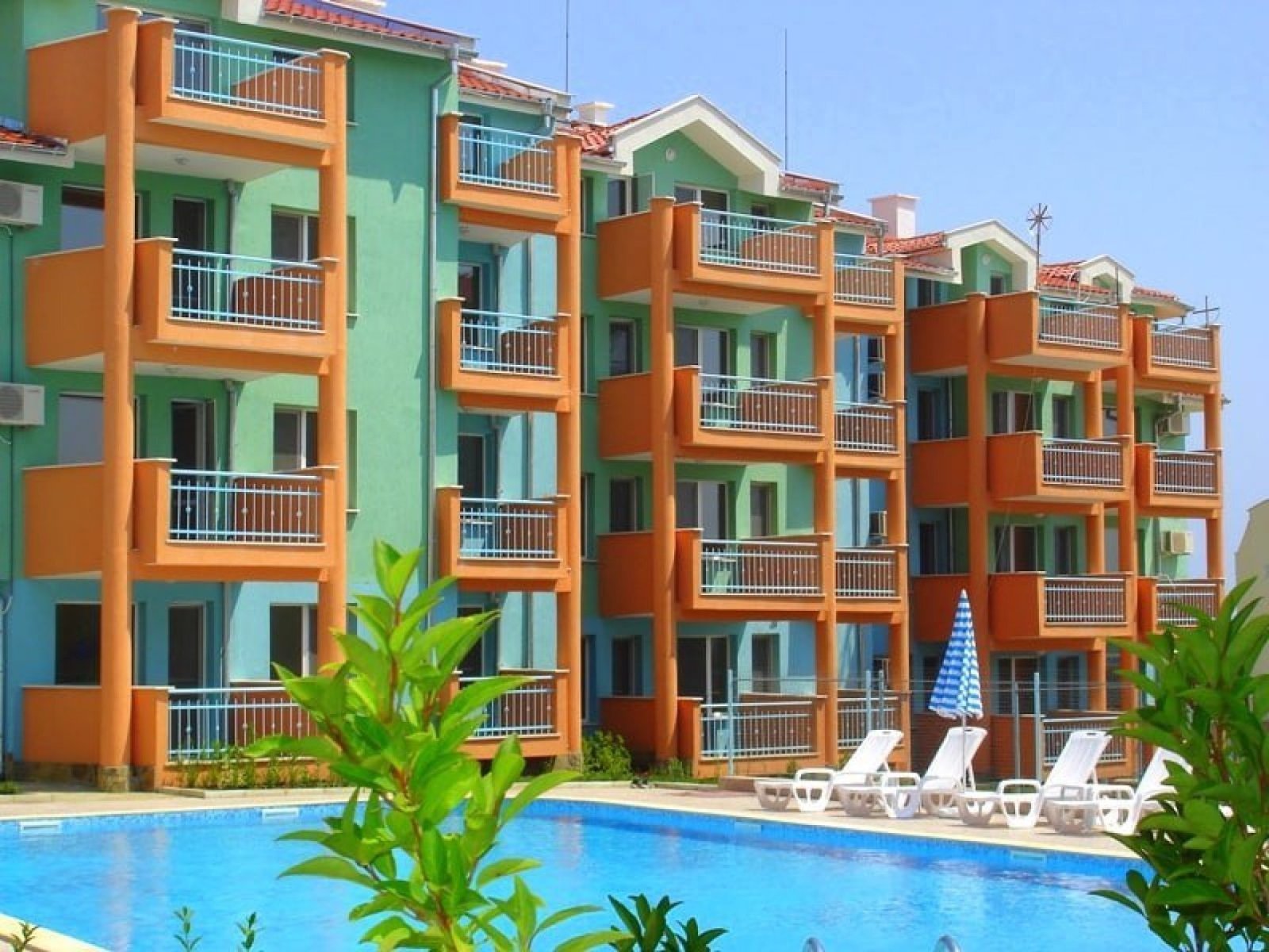 Sveti Vlas: Three-room apartment with two glazed terraces and a private rose garden in Sweti Wlas, Bulgaria. 