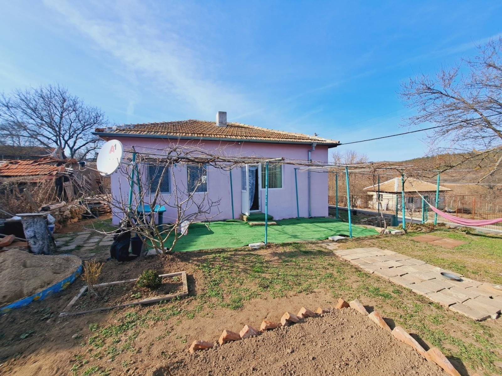 Zavet: House in the village of Zavet, Sungurlare municipality. 
