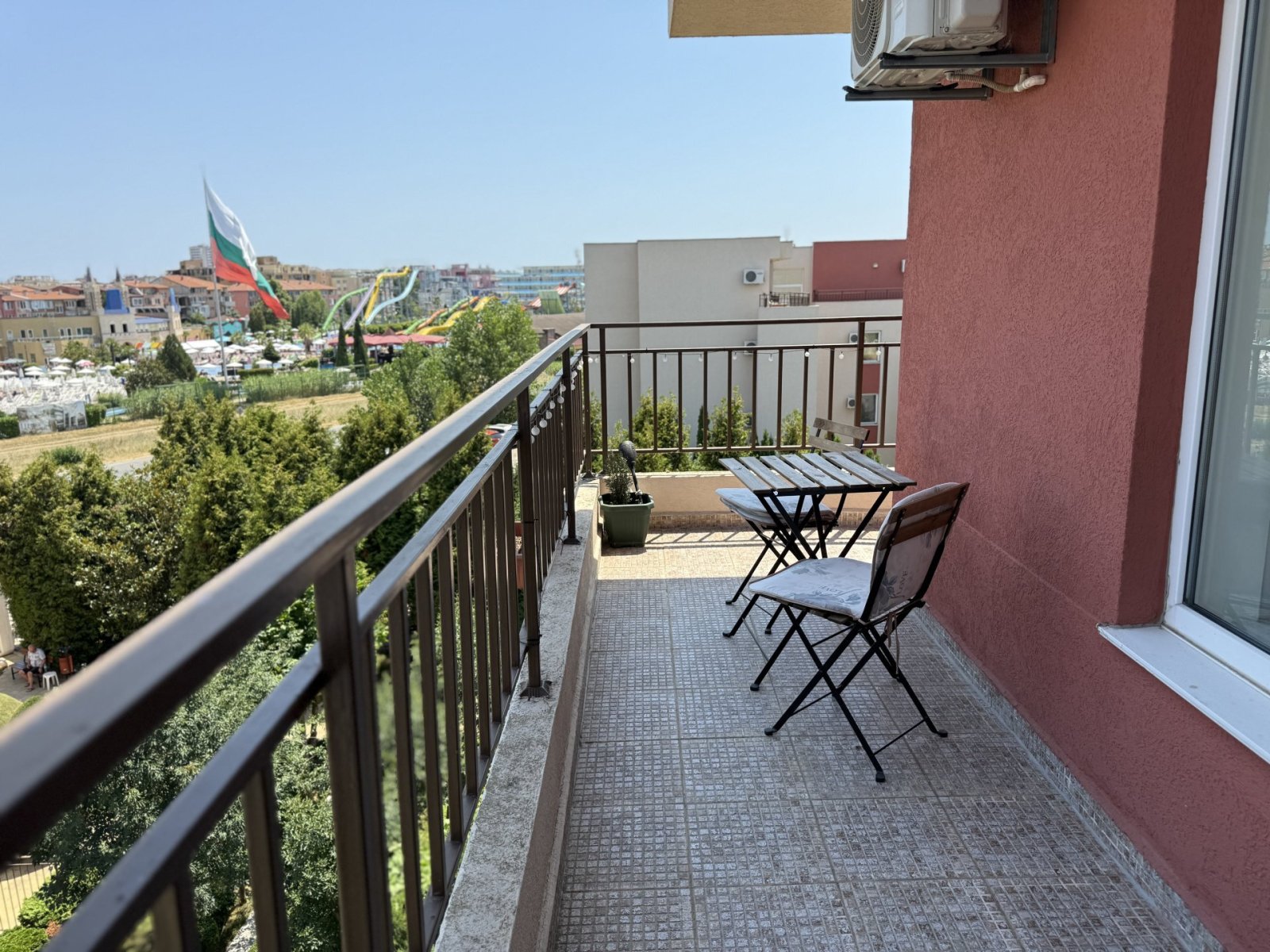 Cozy studio apartment with a view of the mountains in the Holiday Fort Club complex, located in the holiday resort of Sunny Beach, Bulgaria.