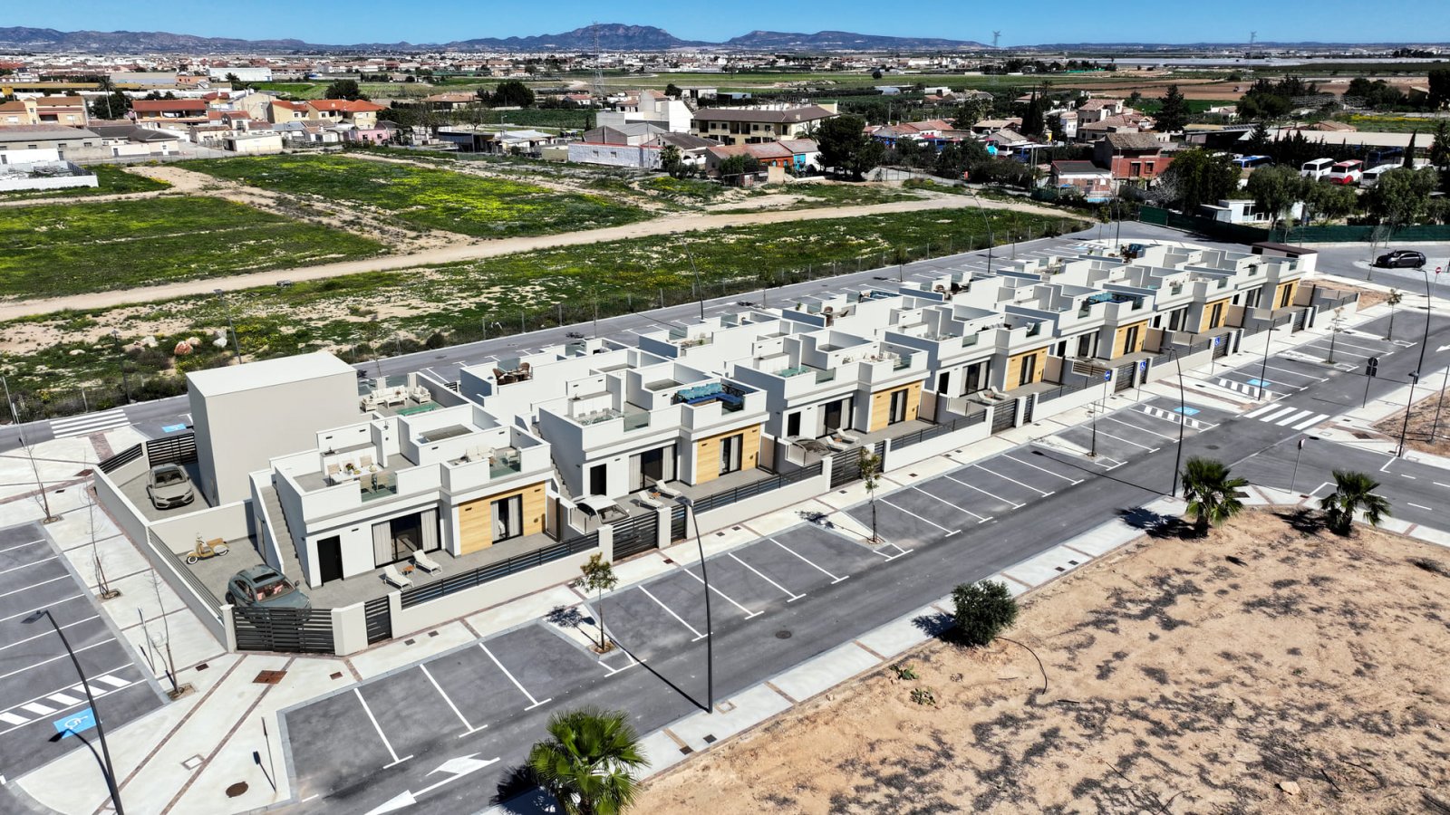 Exklusive freistehende Häuser mit Schwimmbad und privatem Garten, in der Nähe des Flughafens, Roldán