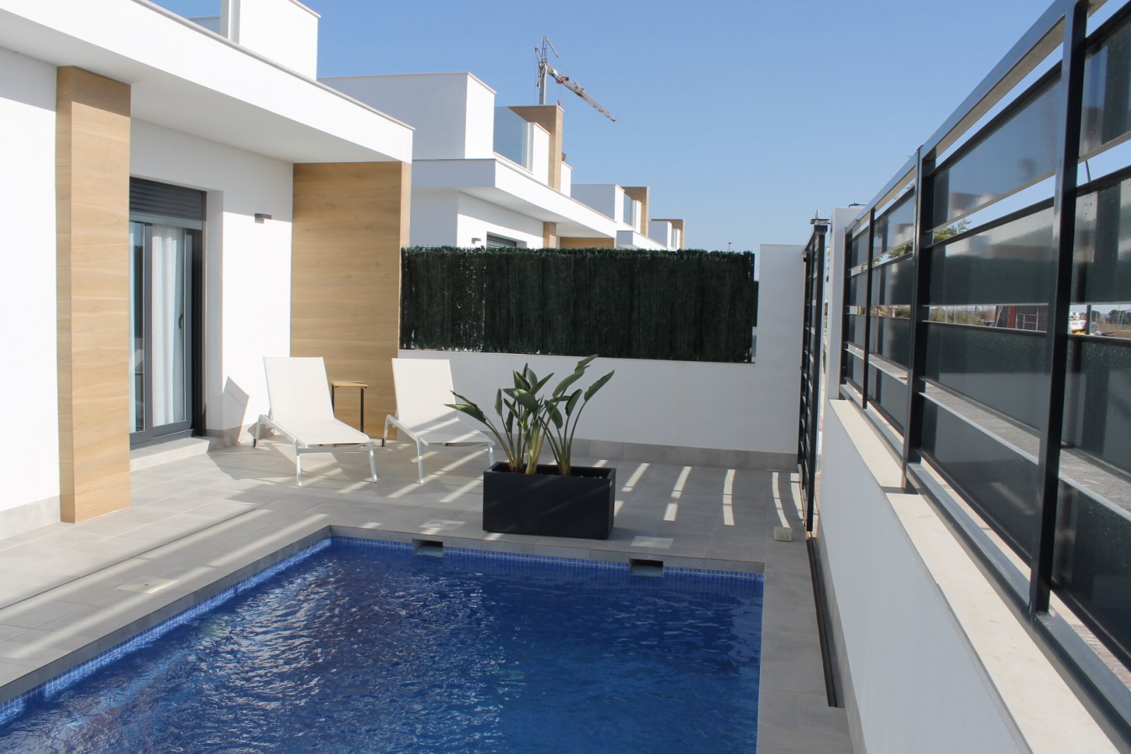 Exklusive freistehende Häuser mit Schwimmbad und privatem Garten, in der Nähe des Flughafens, Roldán