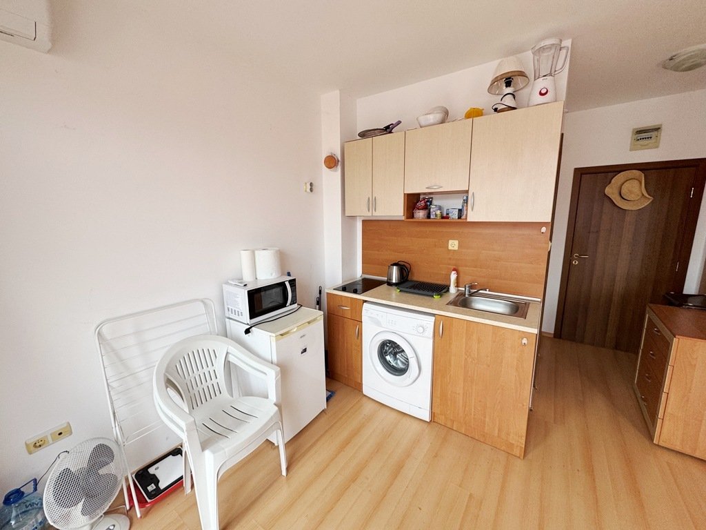 Bright studio with large balcony on a sunny day 6 – flexible layout, excellent potential