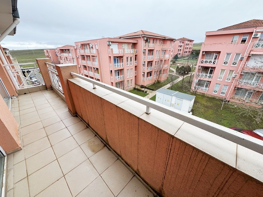 Bright studio with large balcony on a sunny day 6 – flexible layout, excellent potential