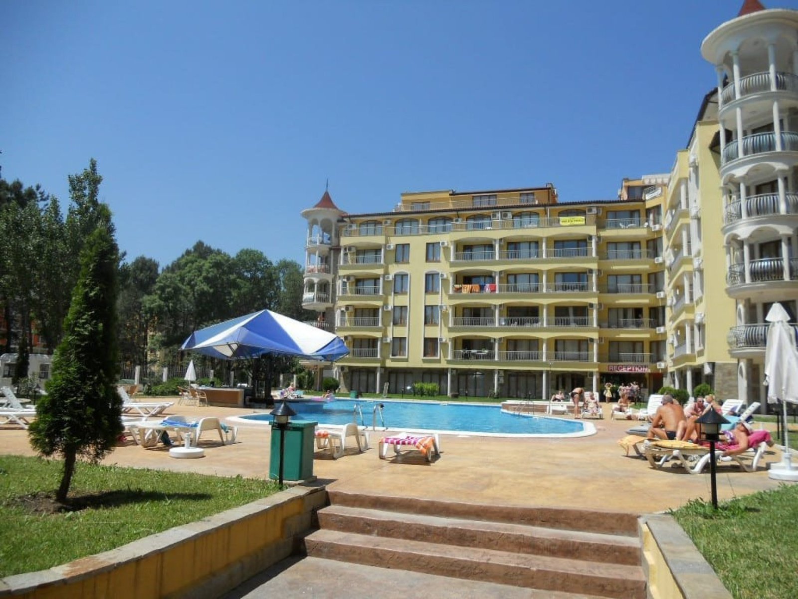 Spacious three-room apartment with two bedrooms and two terraces in the Summer Dreams complex, in a prime location at the Sunny Beach resort in Bulgaria.