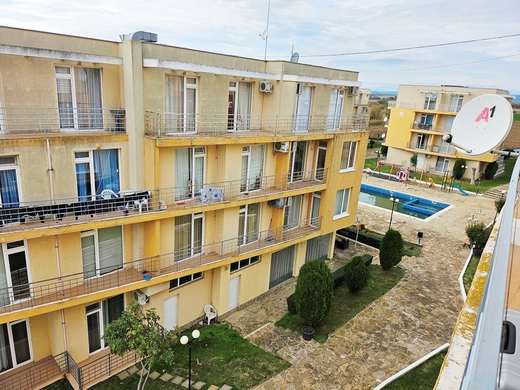 Bright 1-Bedroom Apartment with Large Balcony in Sunny Day 5