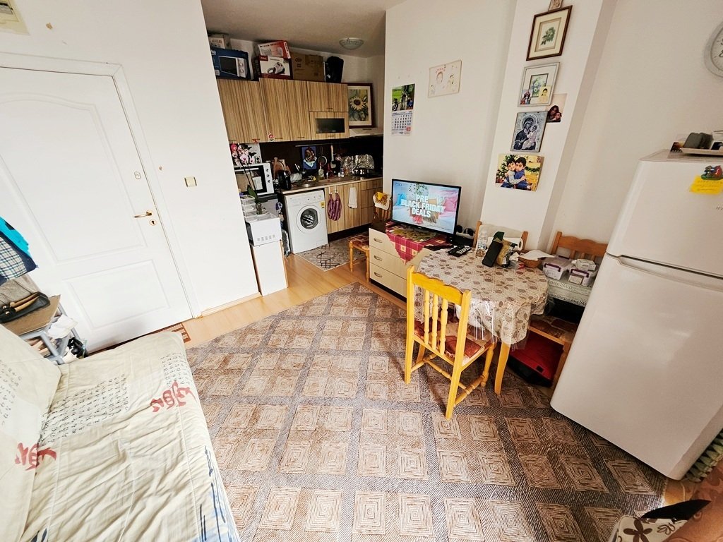 Bright 1-Bedroom Apartment with Large Balcony in Sunny Day 5