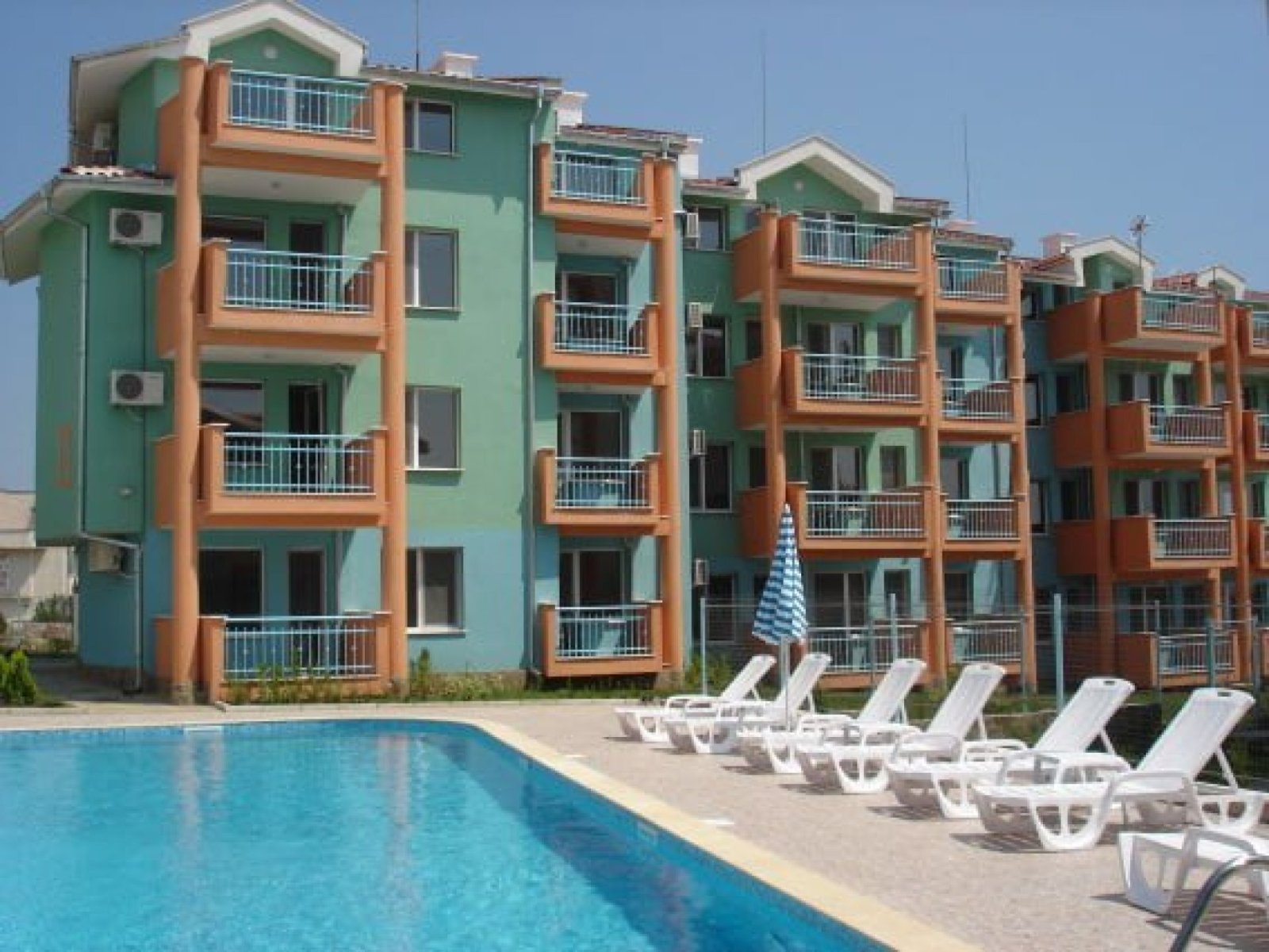 Sveti Vlas: Three-room apartment just 5 minutes from the beach in Kŭštite na Informats in Sveti Vlas, Bulgaria. 