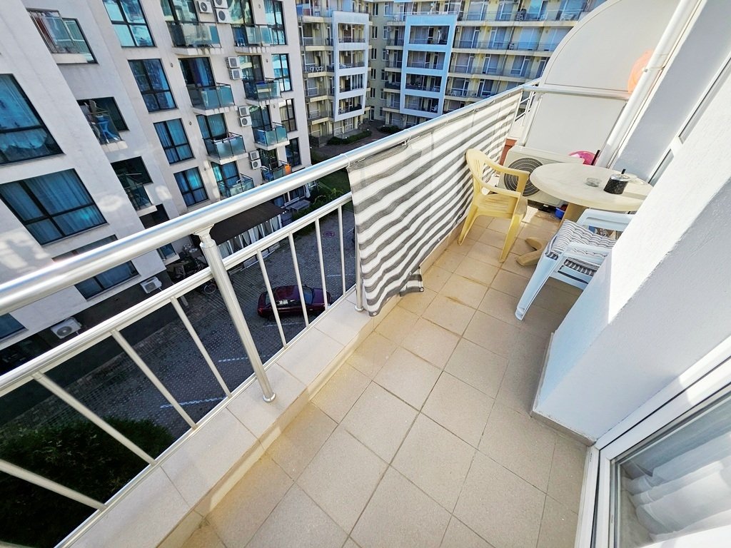 Spacious 1-Bedroom Apartment with Pool in Pirop City