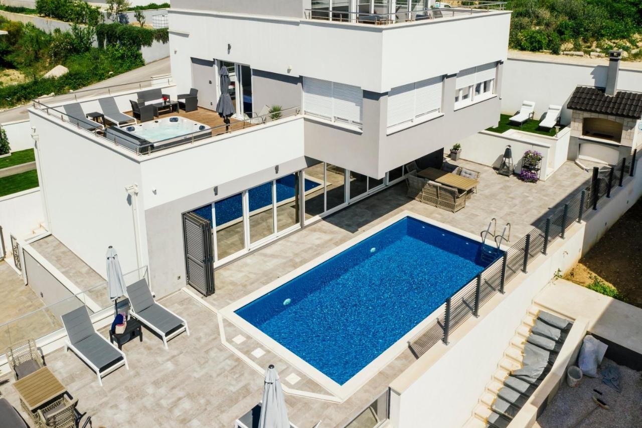 Elegant villa with panoramic sea views and private pool in Podstrana