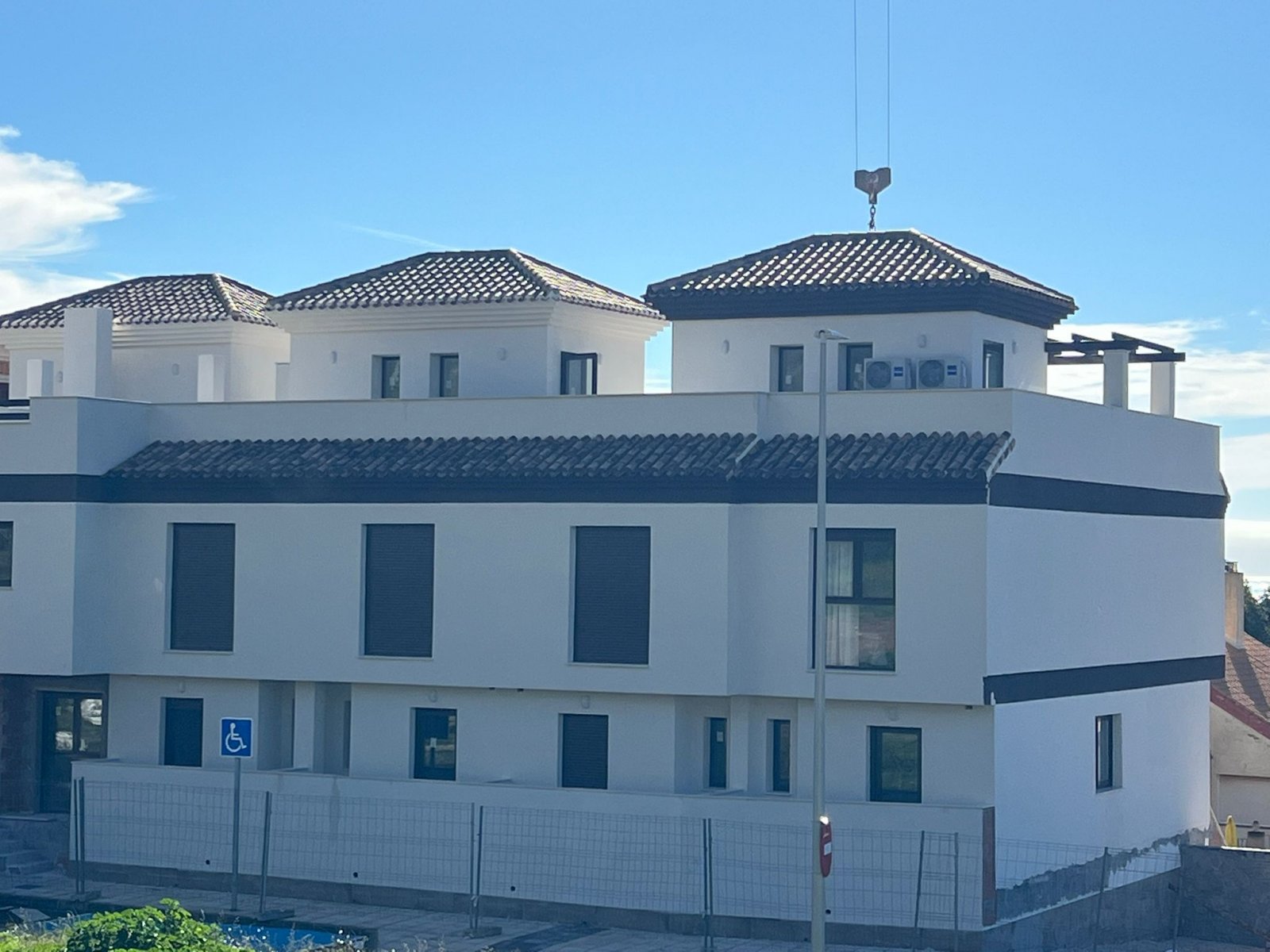 Modern townhouses, 2 km from the sea with swimming pool and garage, Portman