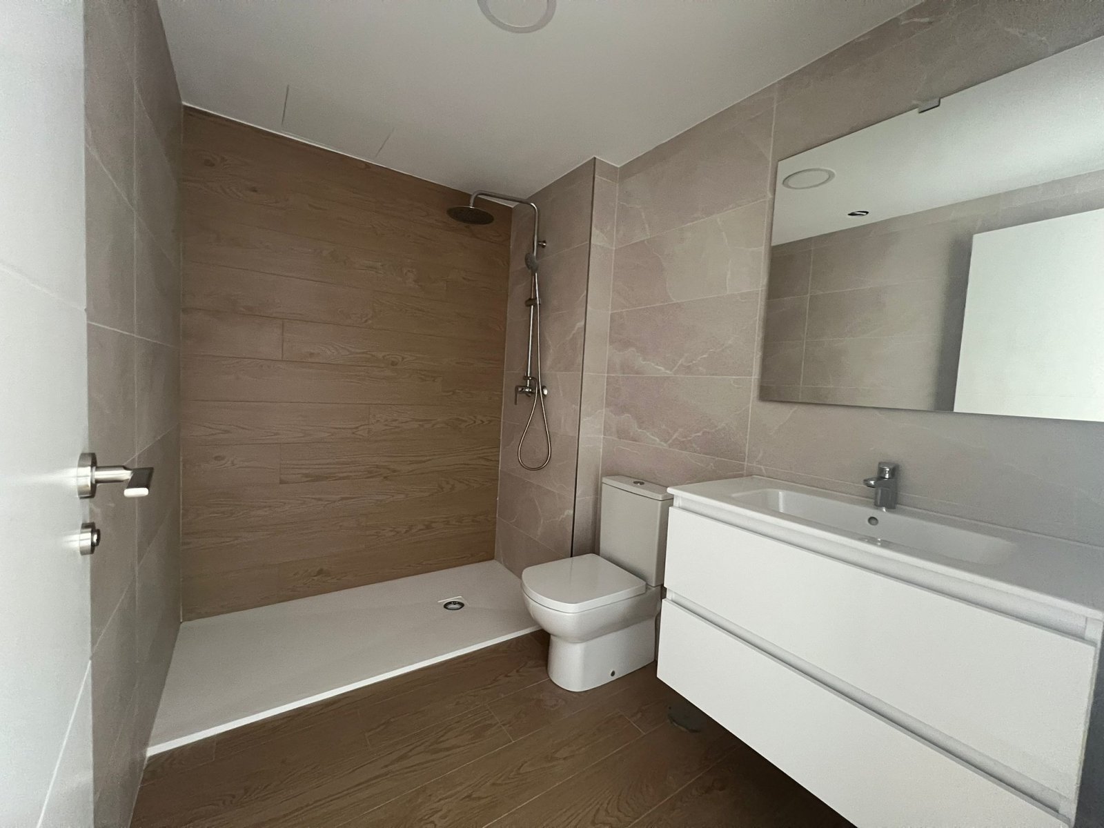 Modern townhouses, 2 km from the sea with swimming pool and garage, Portman