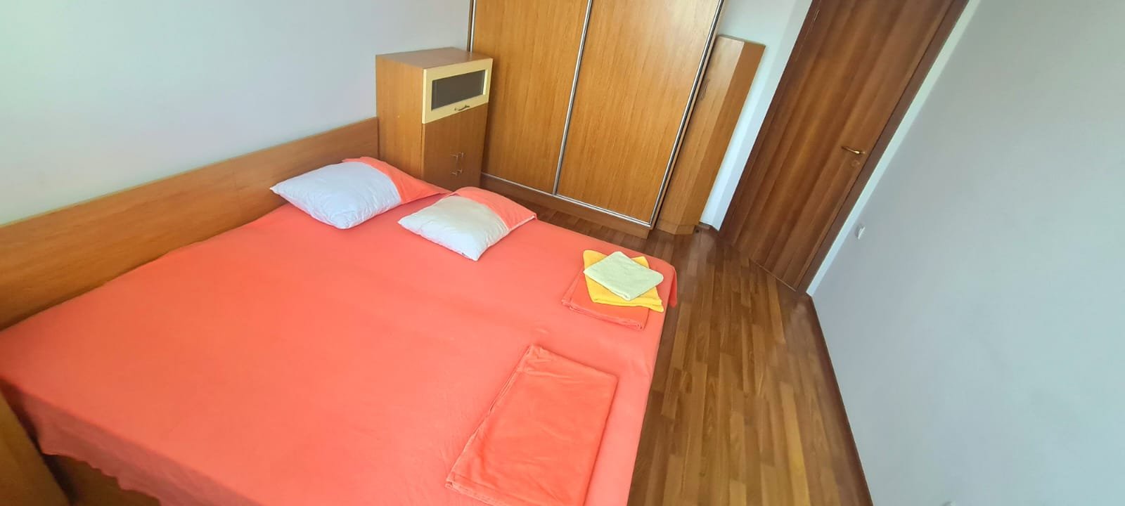 One-bedroom apartment next to the beach Garden with sea view
