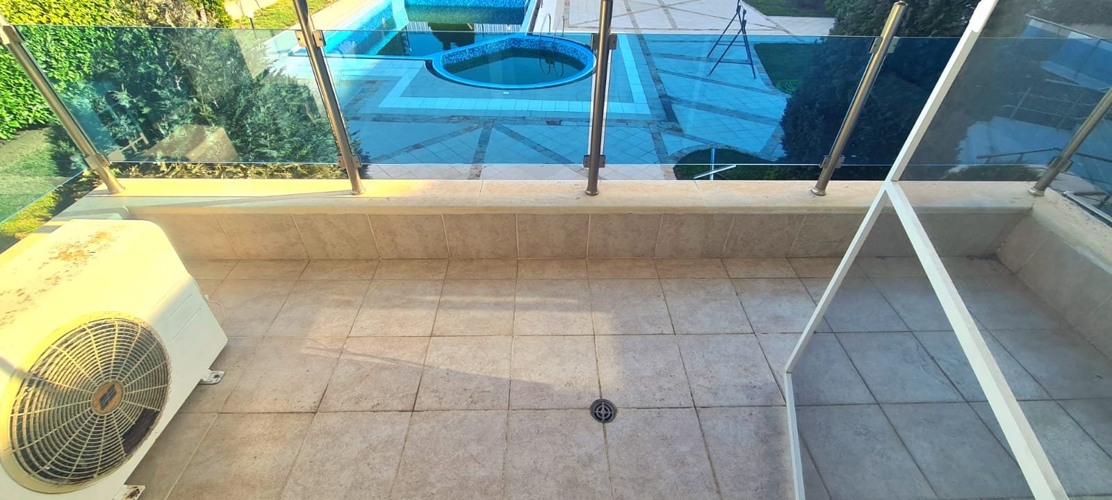 One-bedroom apartment next to the beach Garden with sea view