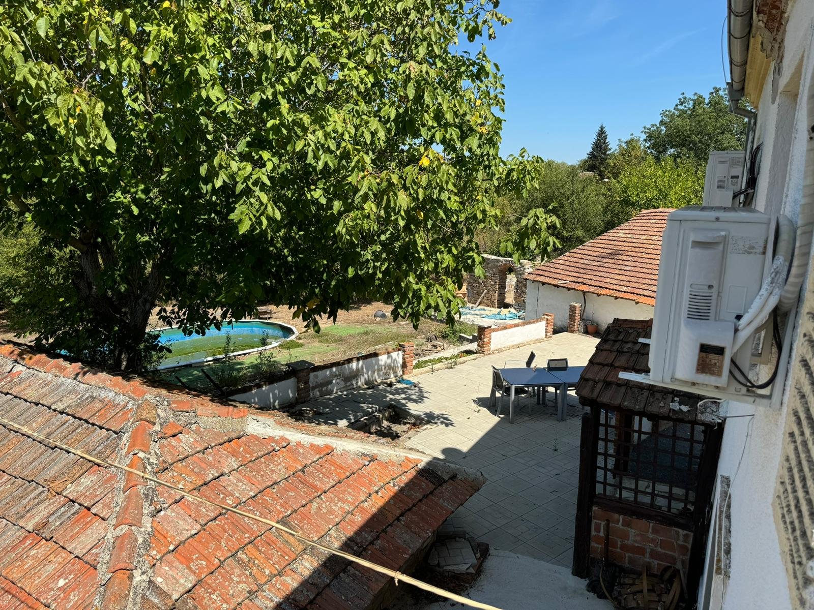 House with a large yard and swimming pool in the village of Bistrets, Sredets municipality