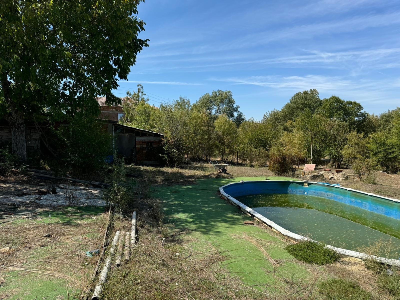 House with a large yard and swimming pool in the village of Bistrets, Sredets municipality