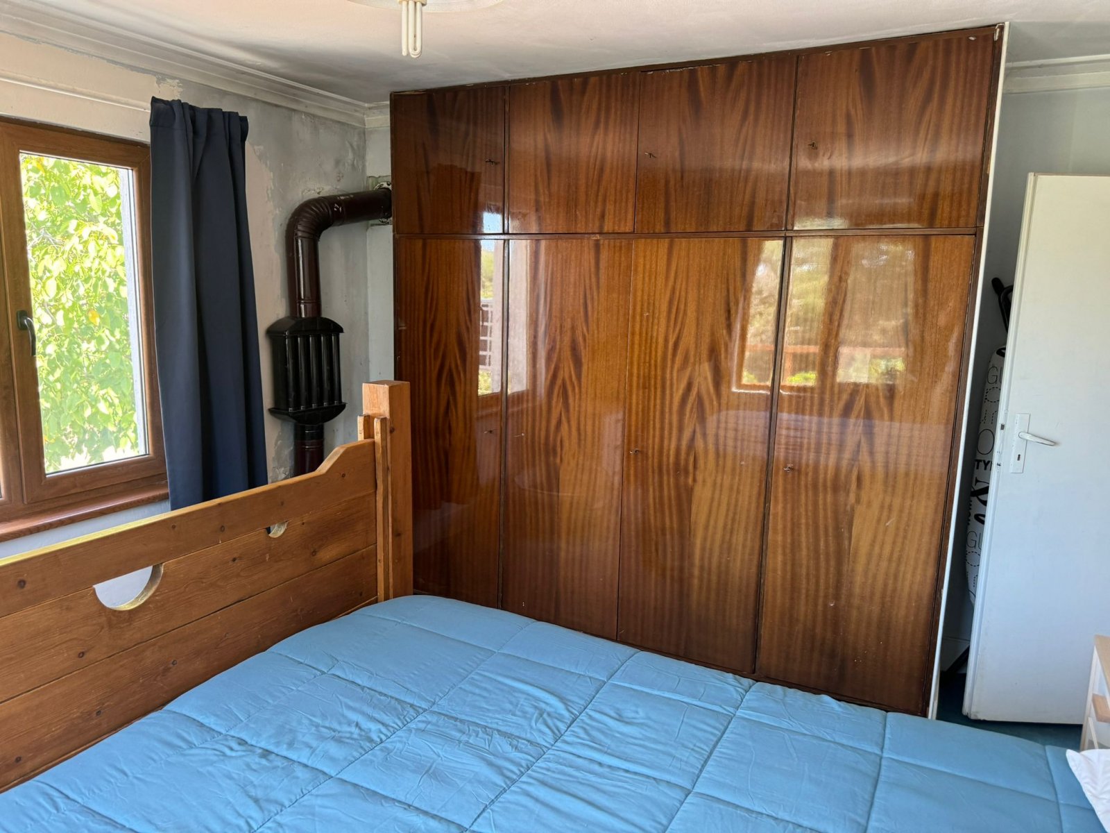 House with a large yard and swimming pool in the village of Bistrets, Sredets municipality