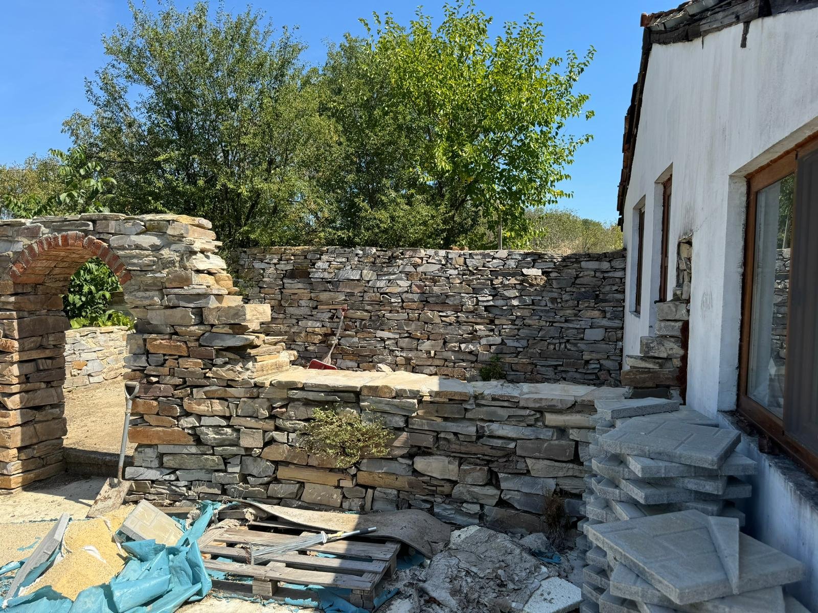 House with a large yard and swimming pool in the village of Bistrets, Sredets municipality