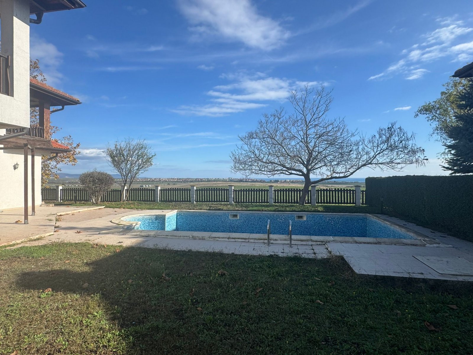 spacious two-story house with impressive sea views in Floral Hills, part of Vineyards Resort