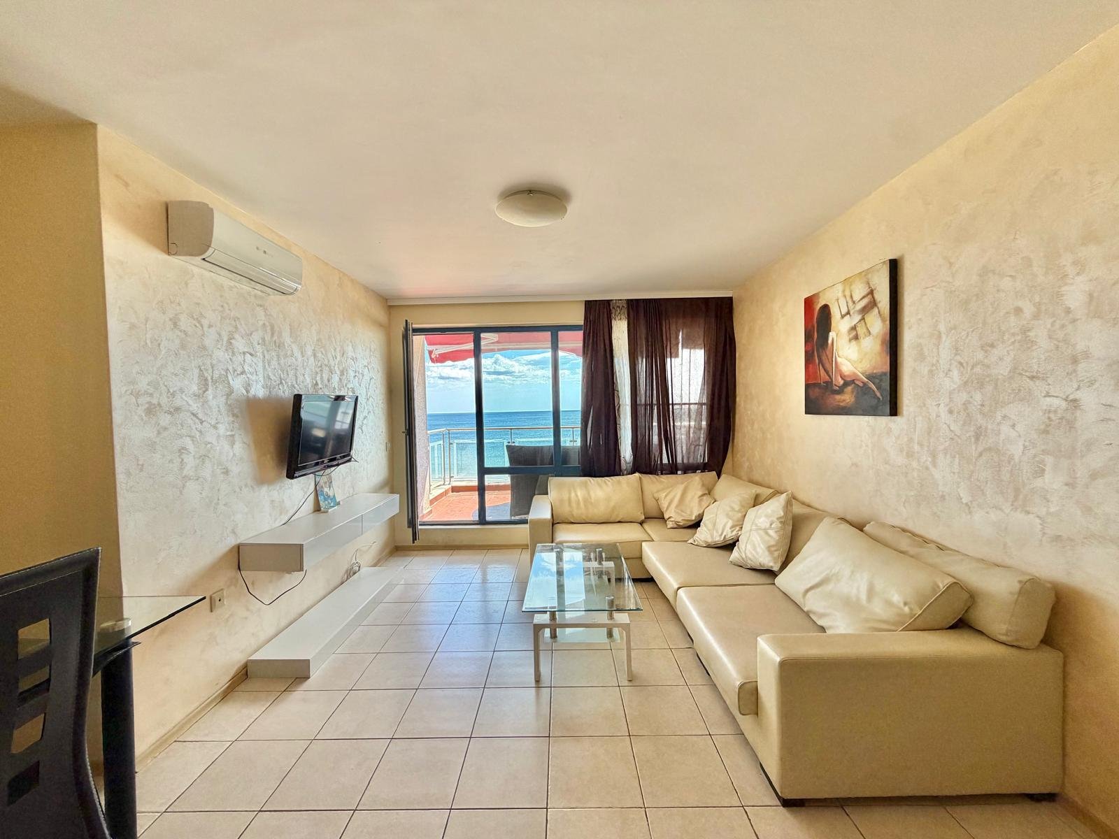 Wir bieten ein großes Ein-Zimmer-Apartment in Sunny Beach mit Meerblick an!