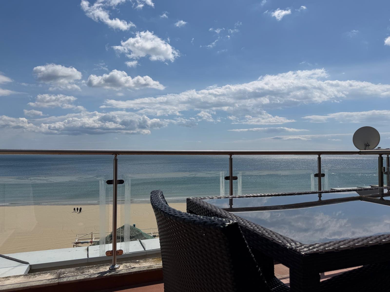 Wir bieten ein großes Ein-Zimmer-Apartment in Sunny Beach mit Meerblick an!