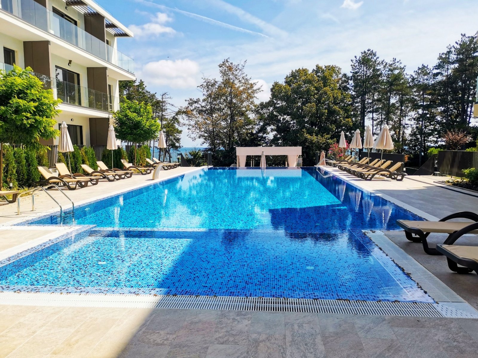 Fully furnished studio with beautiful sea and pool views, new, luxurious complex
