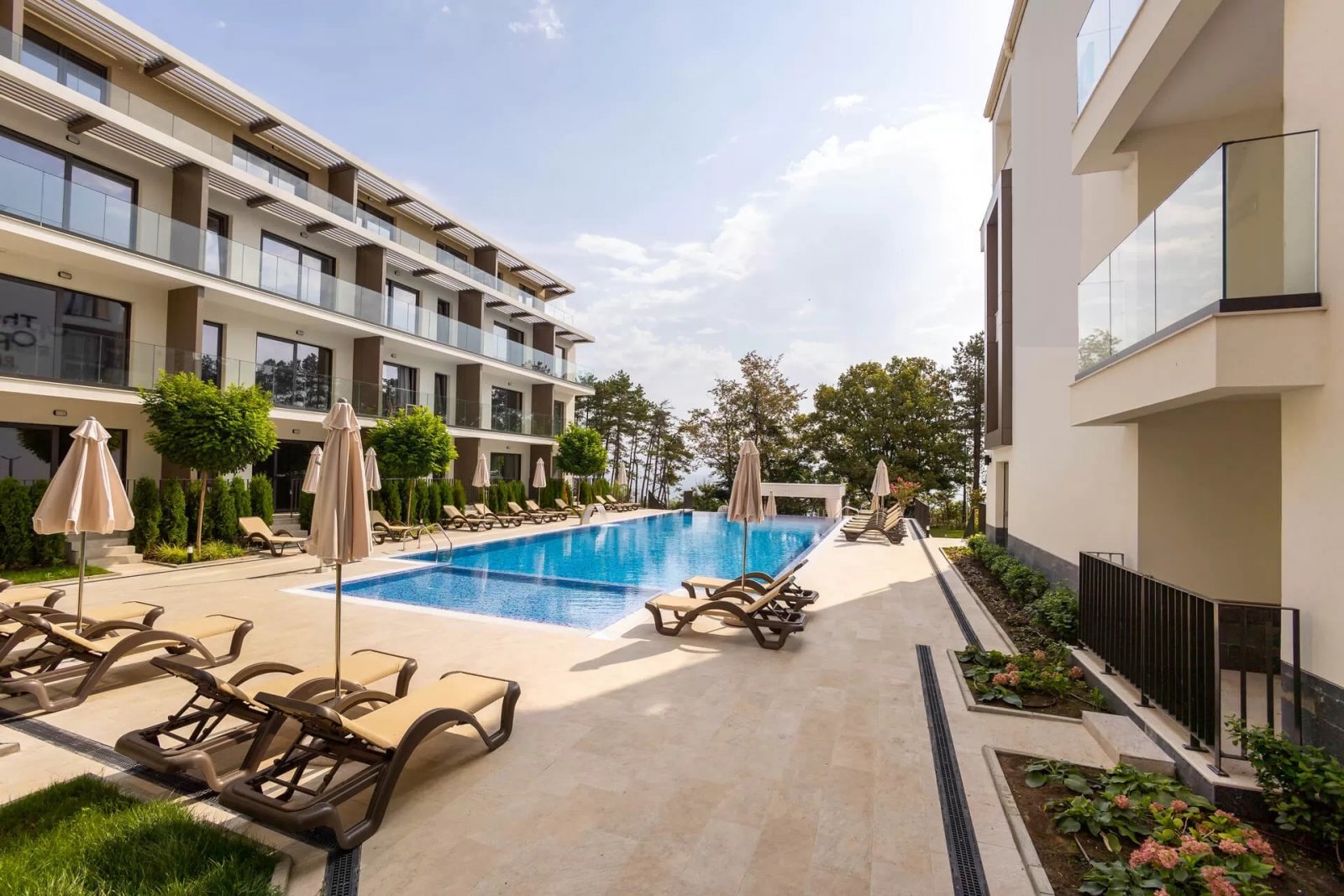 Fully furnished studio with beautiful sea and pool views, new, luxurious complex