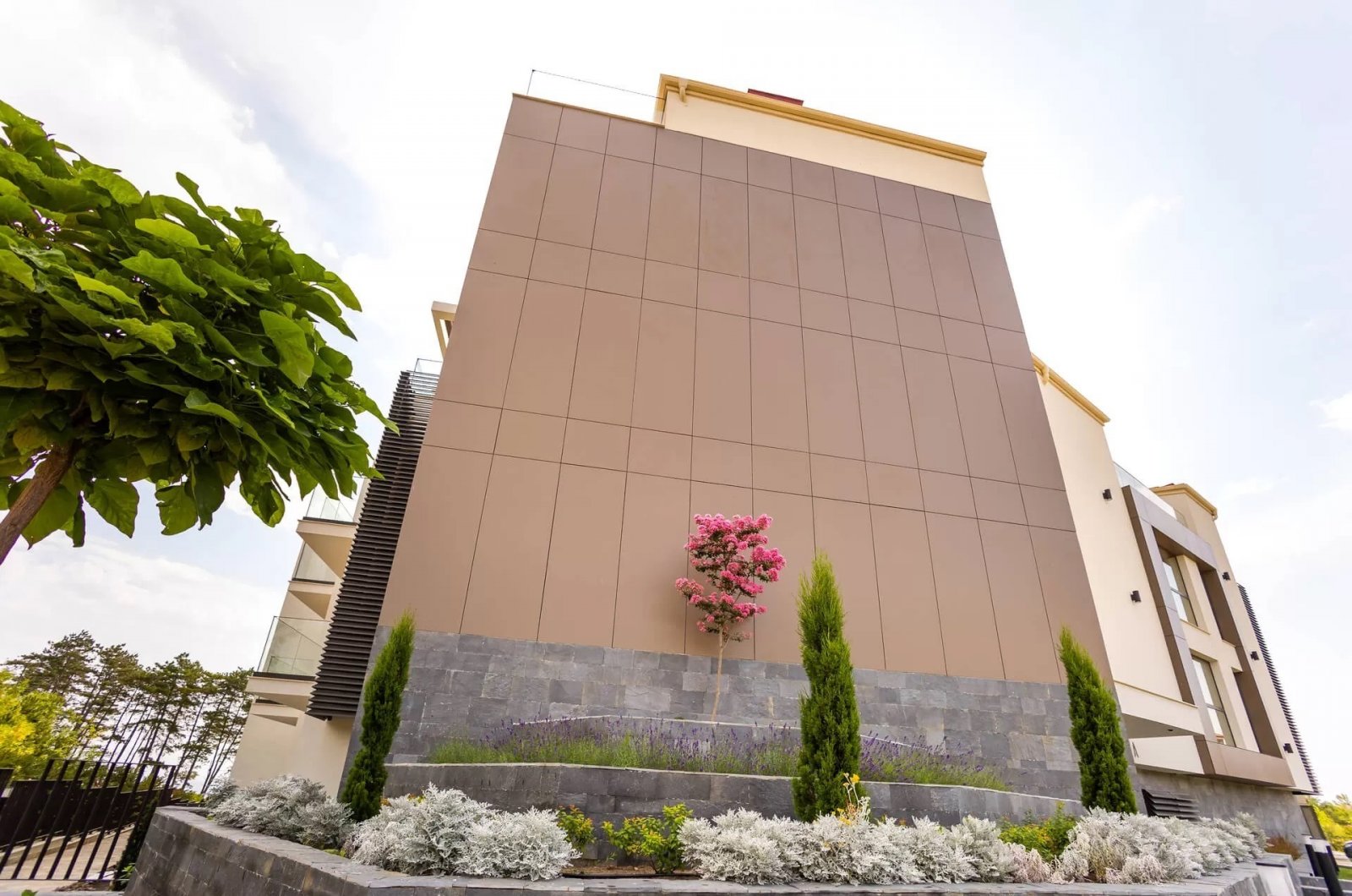 Fully furnished studio with beautiful sea and pool views, new, luxurious complex