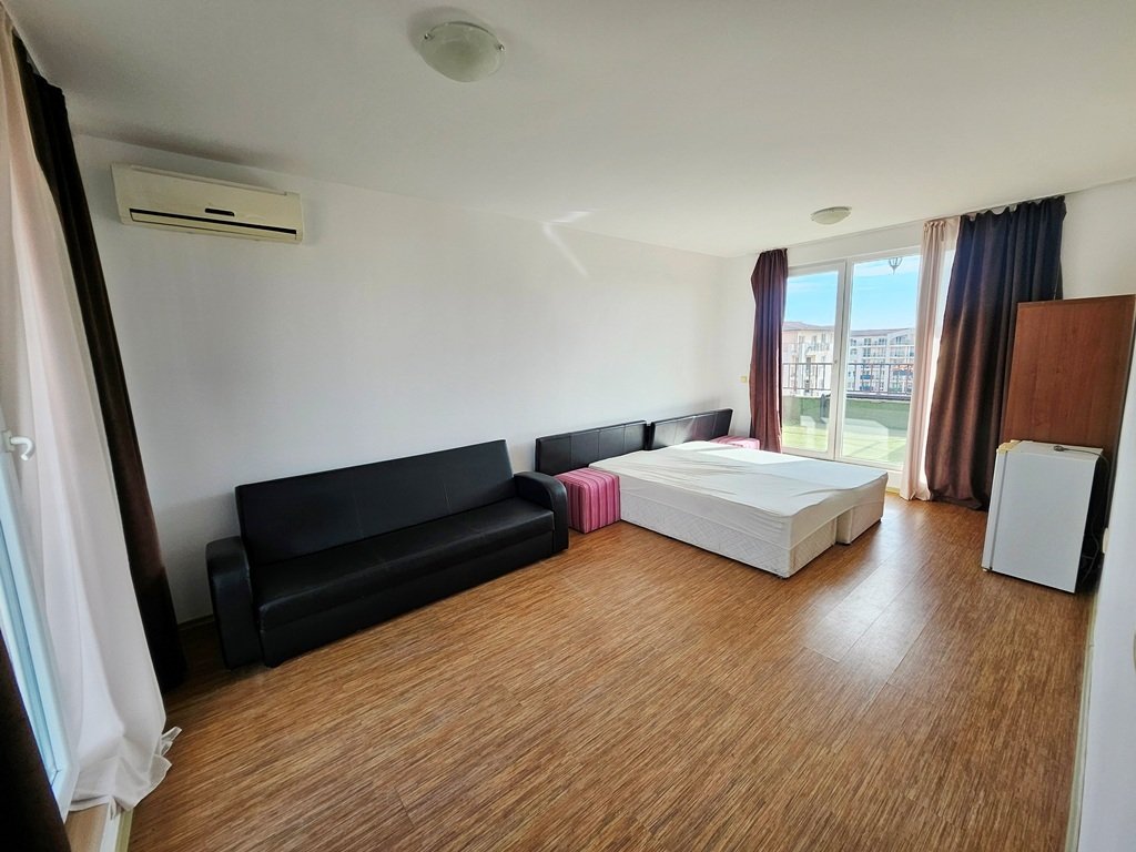 Spacious 3-Bedroom Penthouse with Large Terrace in Sunny View Central